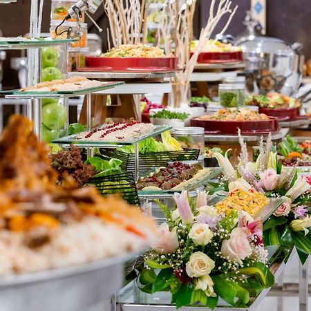 Radisson Blu Hotel Riyadh Qurtuba Extérieur photo A buffet at a hotel