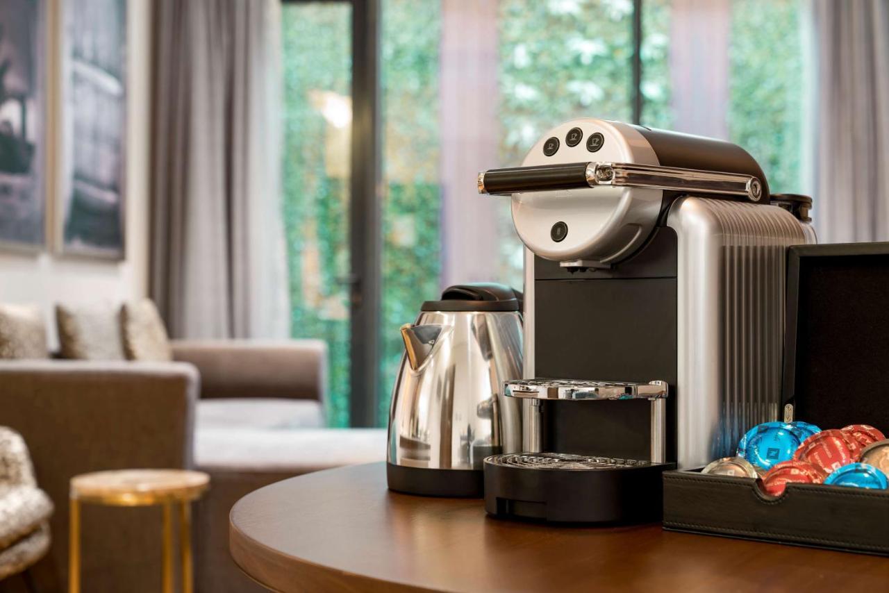 Radisson Blu Hotel Riyadh Qurtuba Extérieur photo A Nespresso coffee machine