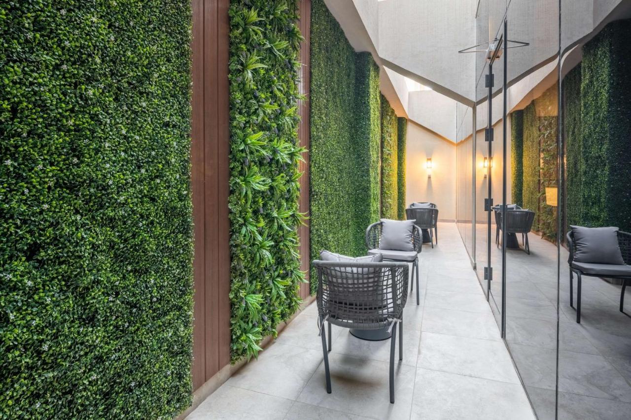Radisson Blu Hotel Riyadh Qurtuba Extérieur photo Living wall in a hotel