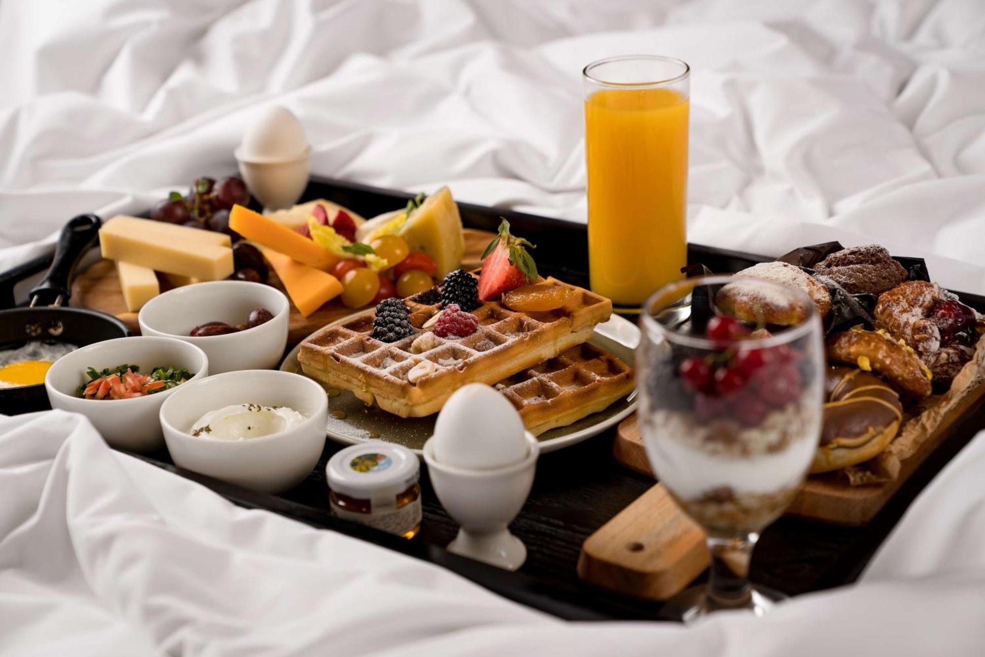 Radisson Blu Hotel Riyadh Qurtuba Extérieur photo A breakfast tray