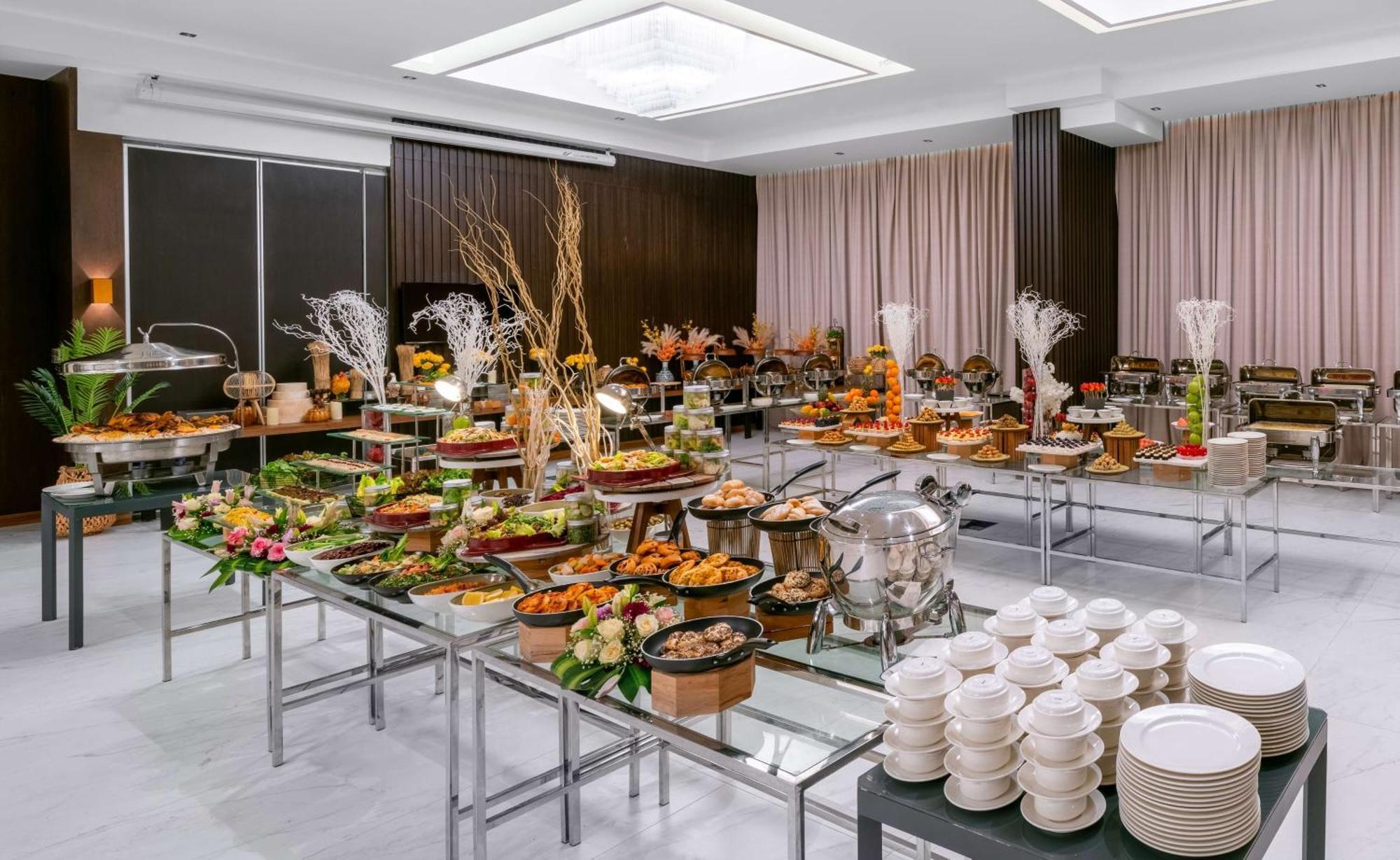Radisson Blu Hotel Riyadh Qurtuba Extérieur photo A buffet at a hotel