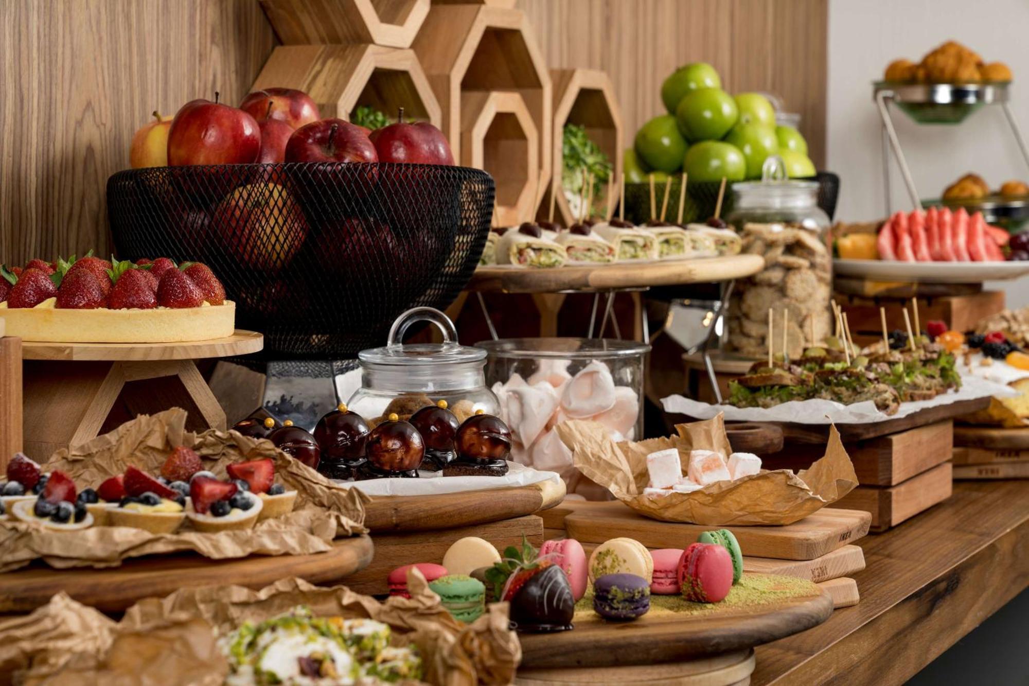 Radisson Blu Hotel Riyadh Qurtuba Extérieur photo A buffet at a hotel