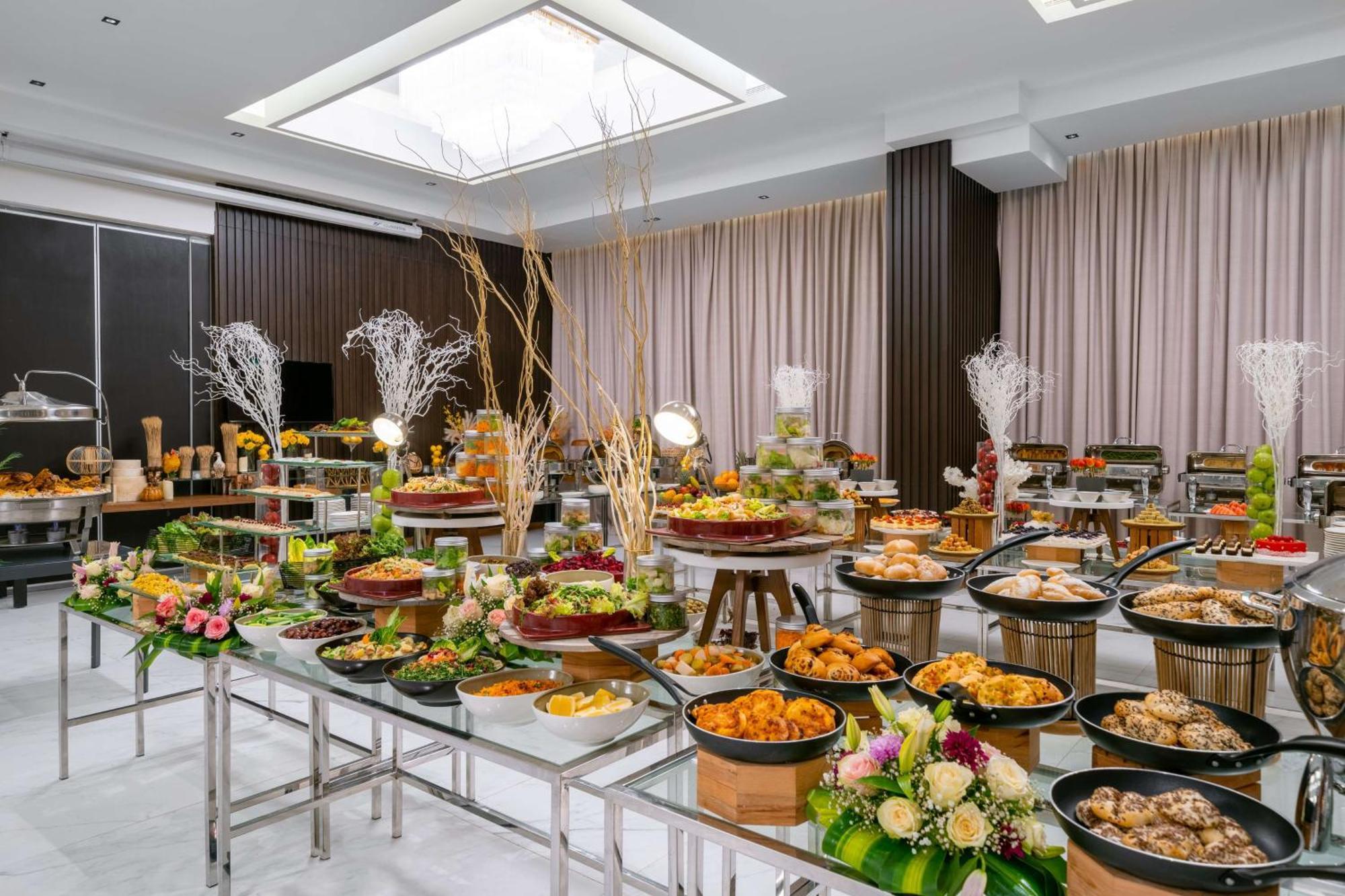 Radisson Blu Hotel Riyadh Qurtuba Extérieur photo A buffet at a hotel
