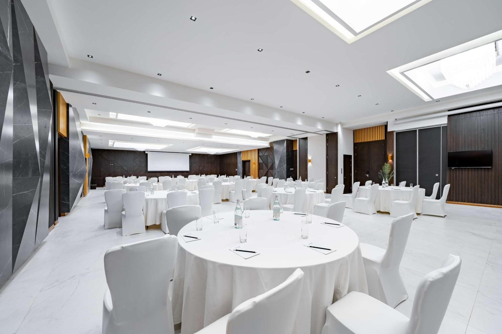 Radisson Blu Hotel Riyadh Qurtuba Extérieur photo The ballroom