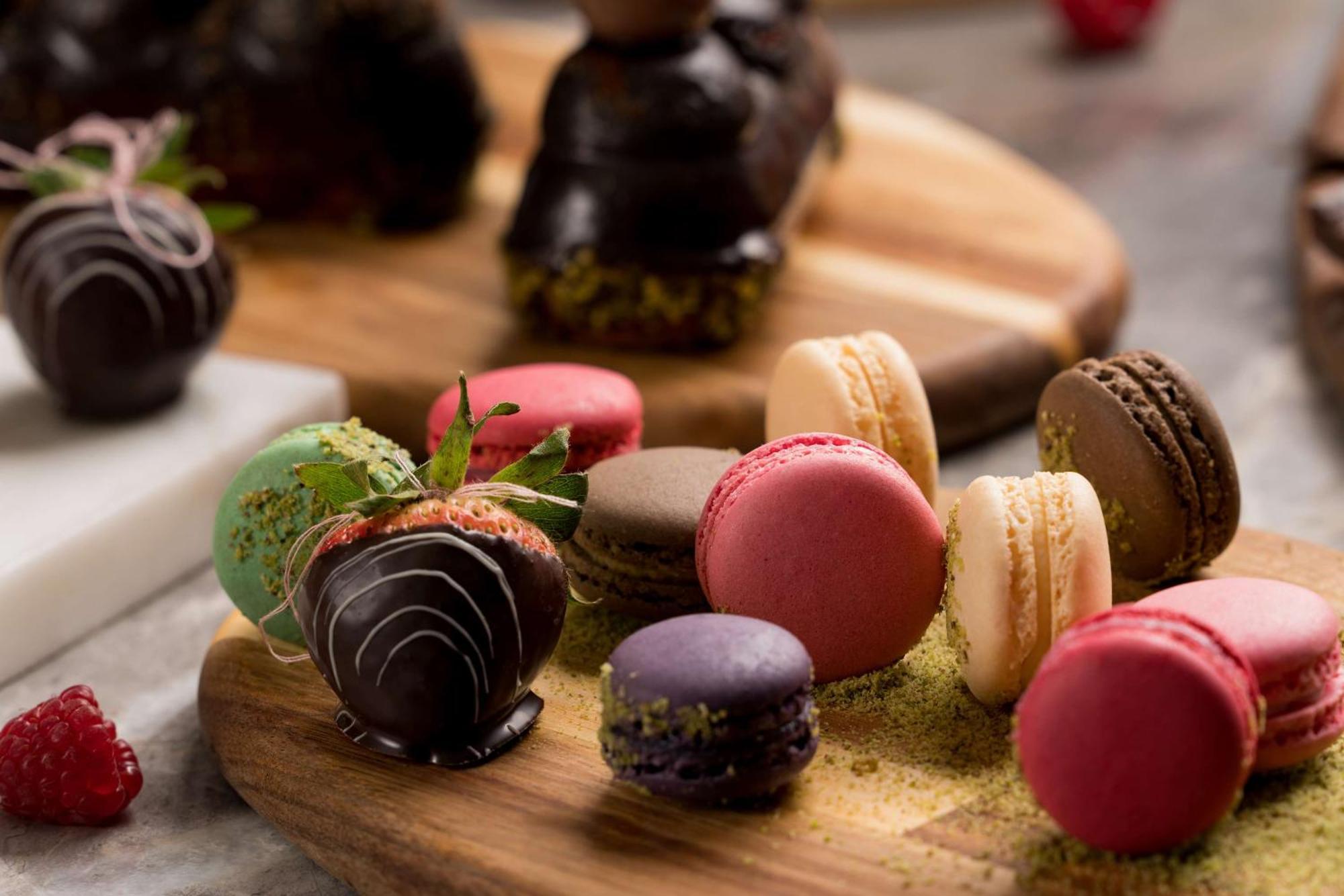 Radisson Blu Hotel Riyadh Qurtuba Extérieur photo Macarons and chocolate-covered strawberries