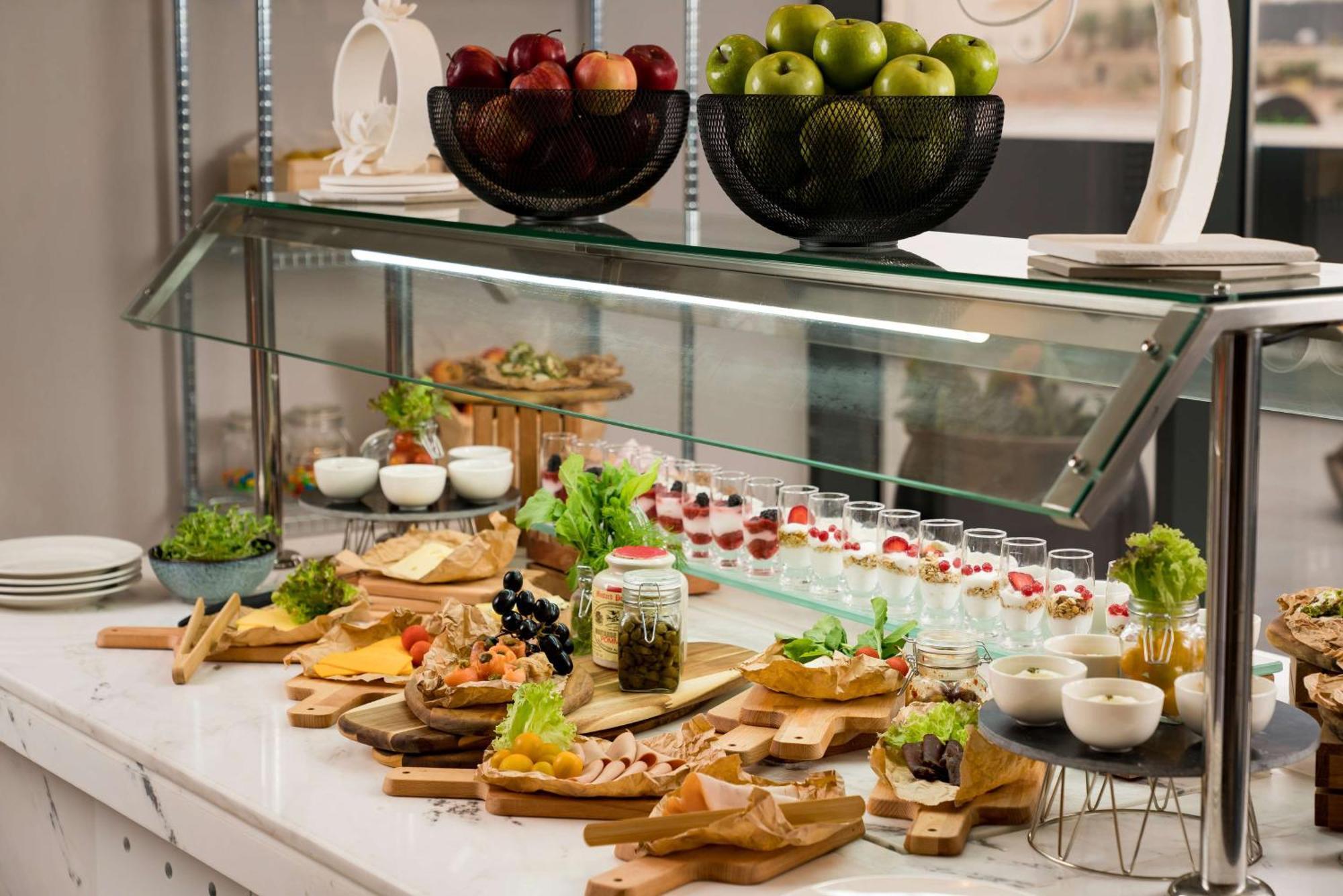 Radisson Blu Hotel Riyadh Qurtuba Extérieur photo A buffet