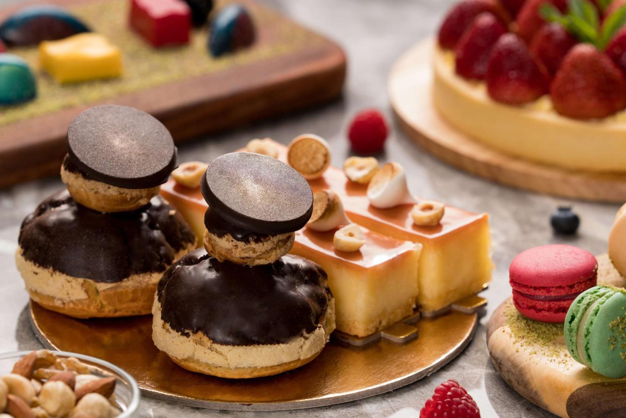Radisson Blu Hotel Riyadh Qurtuba Extérieur photo A selection of French desserts