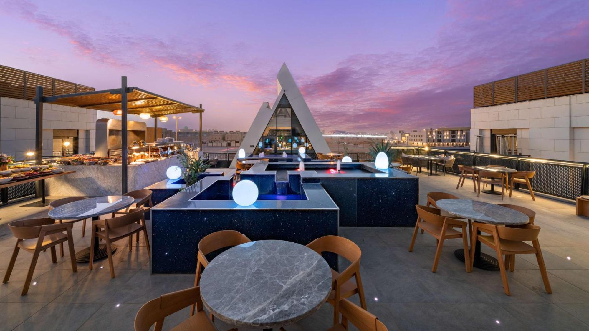 Radisson Blu Hotel Riyadh Qurtuba Extérieur photo The View Rooftop Lounge