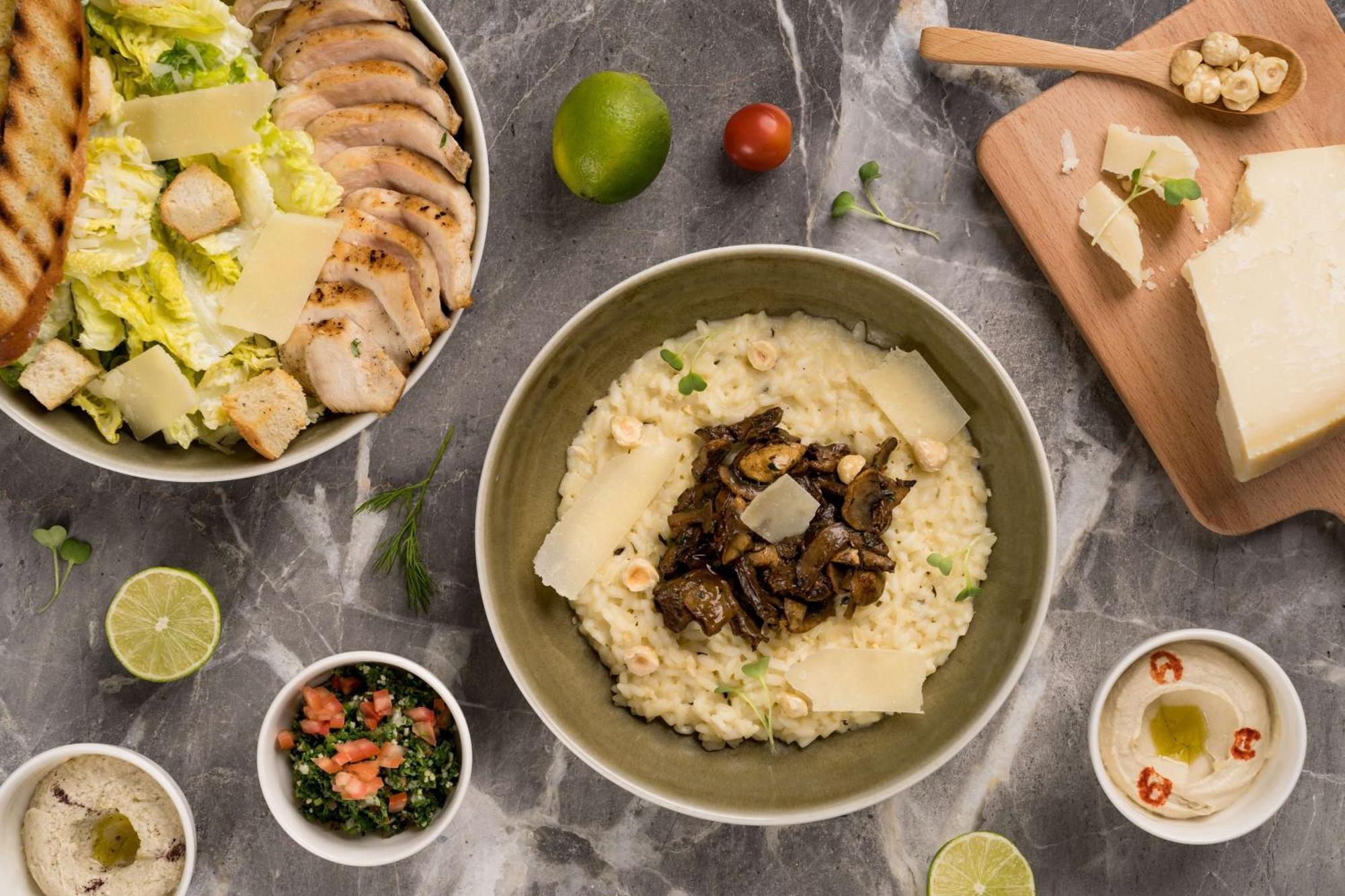 Radisson Blu Hotel Riyadh Qurtuba Extérieur photo A bowl of grits with chicken and cheese