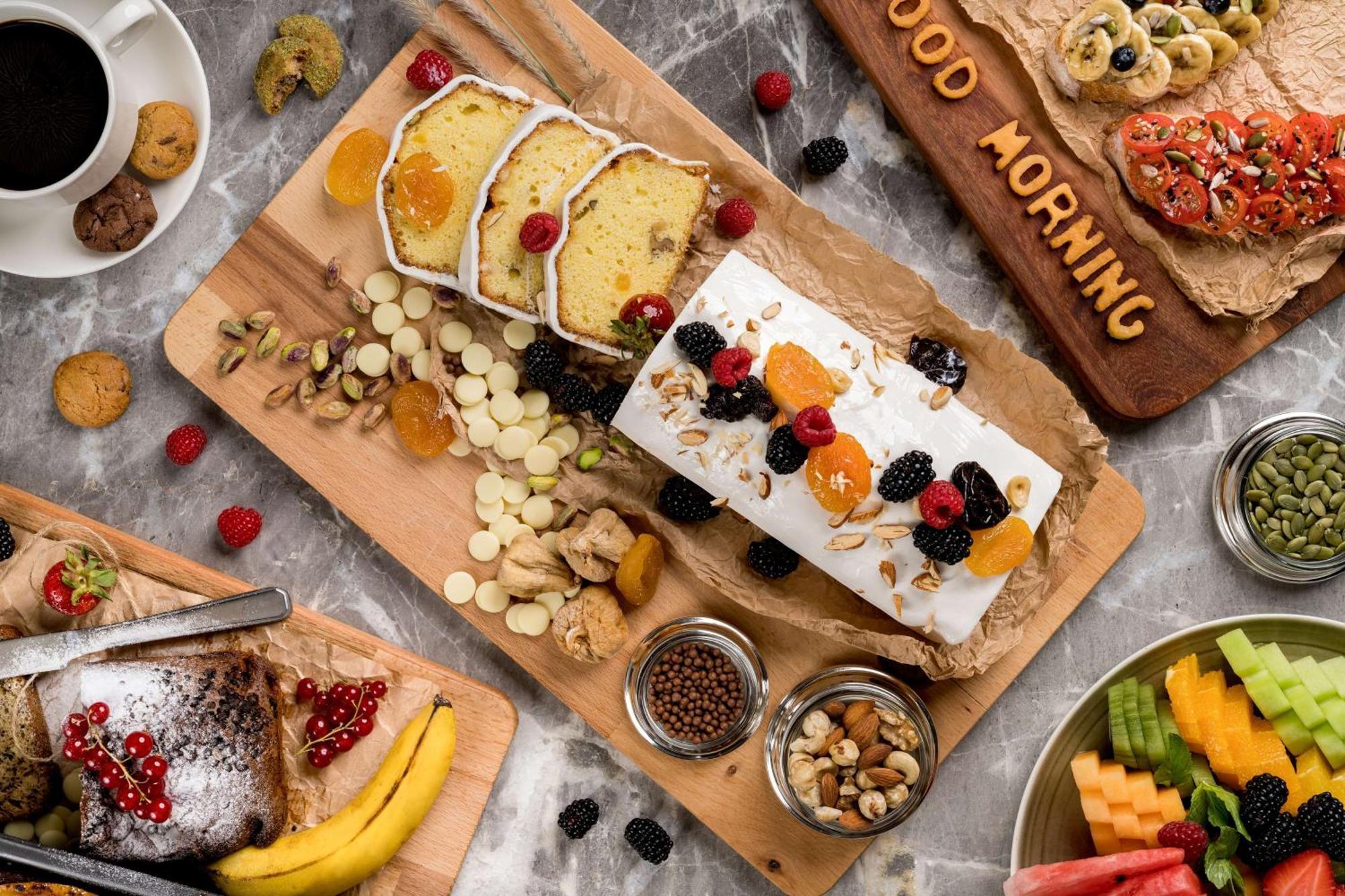 Radisson Blu Hotel Riyadh Qurtuba Extérieur photo A selection of breakfast foods