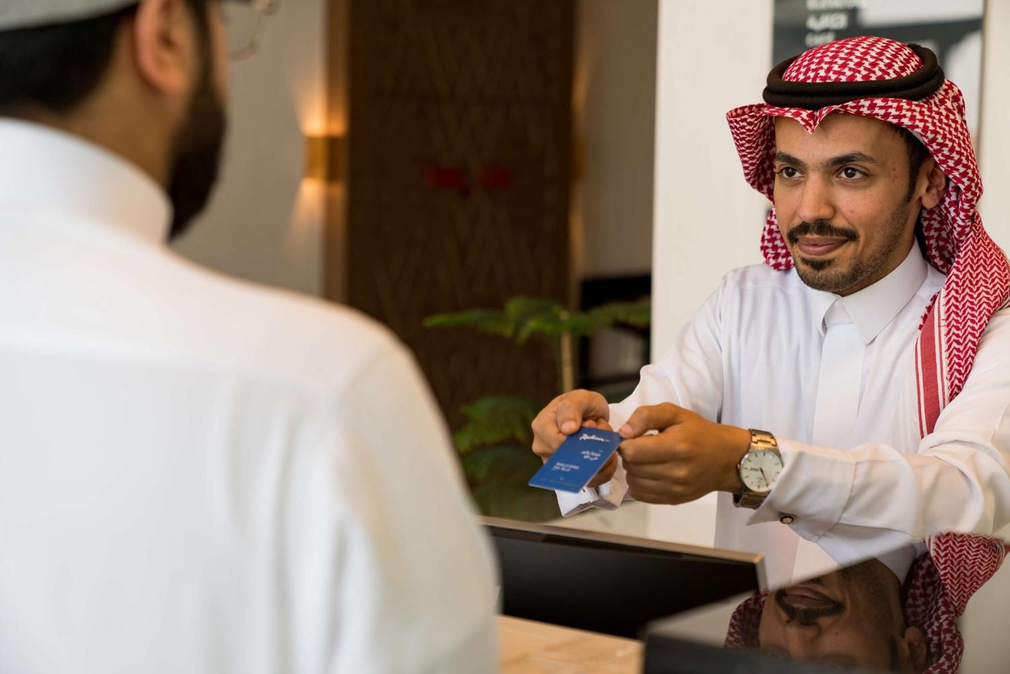 Radisson Blu Hotel Riyadh Qurtuba Extérieur photo A Saudi Arabian man wearing a keffiyeh