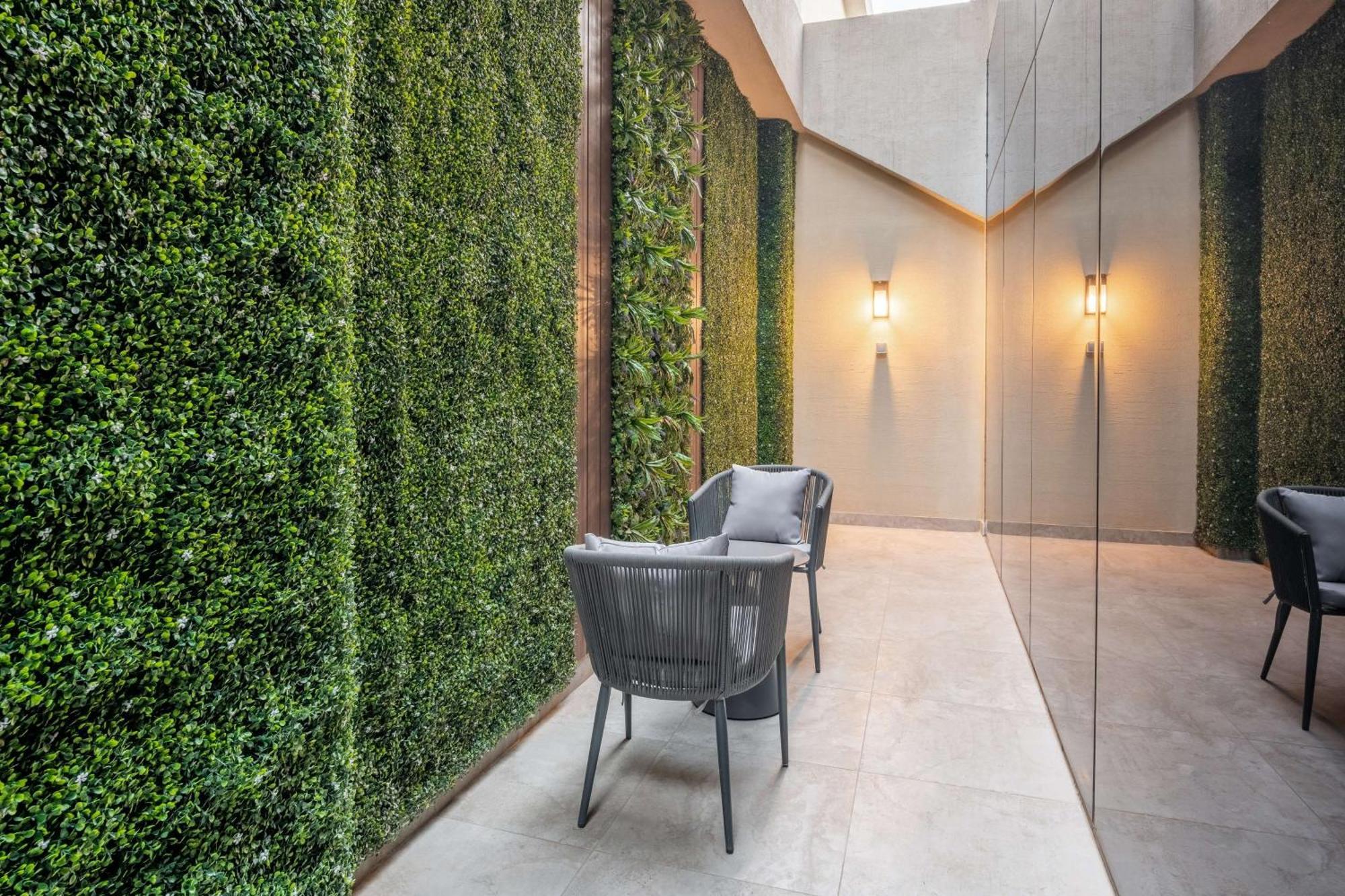 Radisson Blu Hotel Riyadh Qurtuba Extérieur photo A green wall in a residential building