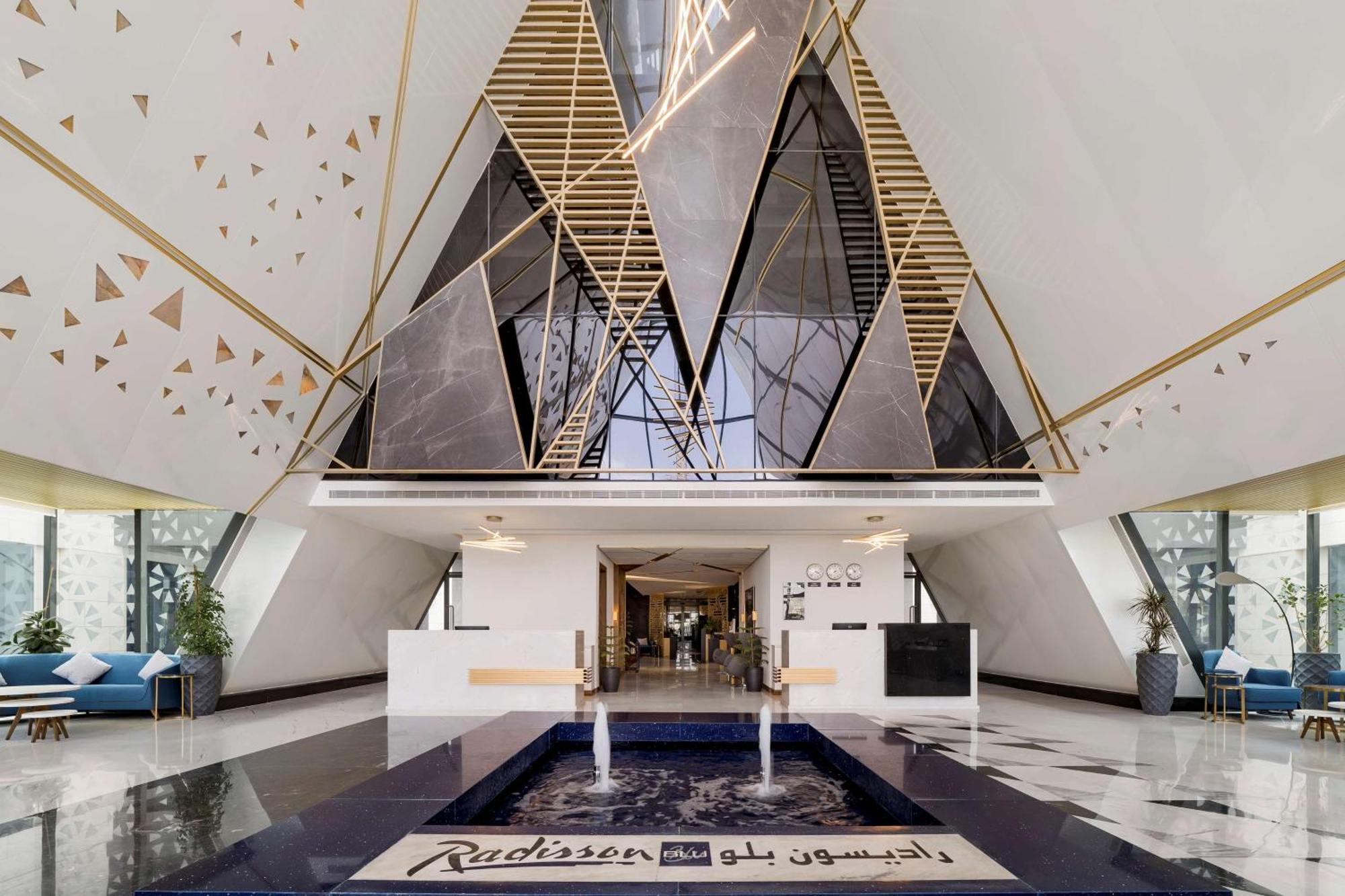 Radisson Blu Hotel Riyadh Qurtuba Extérieur photo The lobby of the hotel